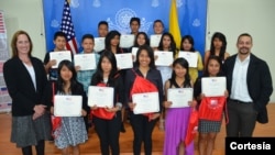 En la imagen, los estudiantes seleccionados para estudiar inglés con el programa "Access" del Departamento de Estado.