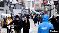 资料照片：丹麦首都哥本哈根街头的商店在疫情中重新开放（2021年3月1日）