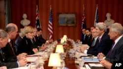 Menlu AS John Kerry dan Menhan Chuck Hagel (sisi kanan) bertemu dengan Menlu Australia Julie Bishop dan Menhan David Johnston (sisi kiri) di Sydney, Selasa (11/8).