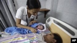 Bé trai mới sinh tại một bệnh viện ở Gauhati, Ấn Độ, 11/11/2011