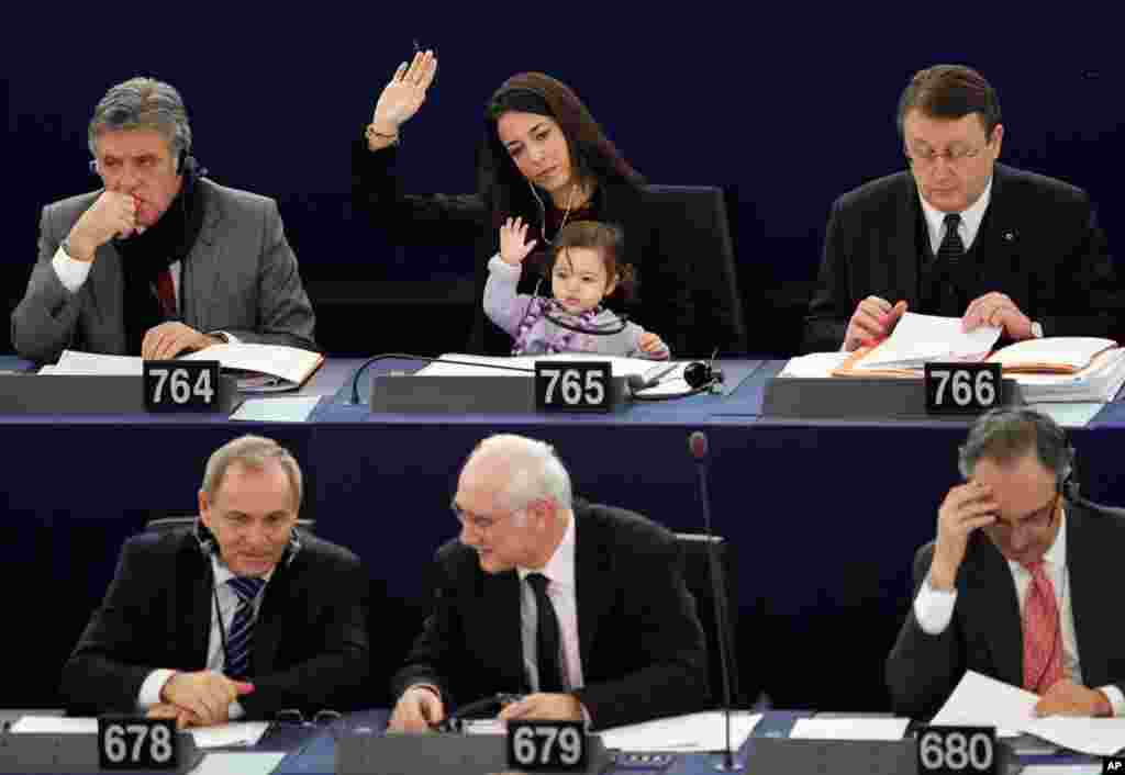 Thành viên của Nghị viện Châu Âu Licia Ronzulli cùng con gái tham gia phiên biểu quyết tại Quốc hội Châu Âu ở Strasbourg, ngày 15/2/2012 (Reuters)