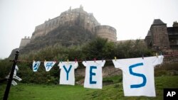 Para pendukung kemerdekaan Skotlandia dari Inggris, memasang tulisan "Ya" (untuk kemerdekaan) di kota Edinburgh (foto: dok). 