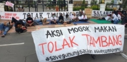 Aksi mogok makan dilakukan warga Banyuwangi penolak tambang emas gunung Tumpang Pitu dan Salakan sampai Gubernur Jawa Timur menemui dan mencabut izin usaha pertambangan PT BSI dan DSI (Foto:VOA/ Petrus Riski).