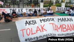 Aksi mogok makan dilakukan warga Banyuwangi penolak tambang emas gunung Tumpang Pitu dan Salakan sampai Gubernur Jawa Timur menemui dan mencabut izin usaha pertambangan PT BSI dan DSI (Foto: VOA/ Petrus Riski).