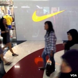 Toko sepatu Nike di sebuah mall di Jakarta (foto: dok). Beberapa pekerja Indonesia yang bekerja pada pabrik sepatu kontraktor Nike, mengaku mendapatkan perlakuan semena-mena dan beberapa mendapat siksaan fisik dari pengawasnya.