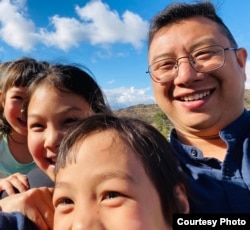 邱孝斌说，来到美国后，他的女儿们可以免受洗脑自由成长