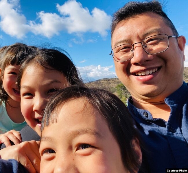 邱孝斌说,来到美国后,他的女儿们可以免受洗脑自由成长