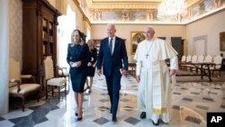 Prezidan Etazuni Joe Biden, Premye Dam Jill Biden ak Pap Franswa nan Vatikan an, 29 okt. 2021.