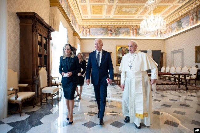 Presiden AS Joe Biden dan ibu negara Jill Biden (kiri) berjalan bersama Paus Fransiskus di Vatikan, Jumat (29/10).