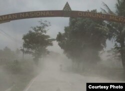Abu beterbangan di Jalan kawasan Taman Nasional Gunung Merapi, Jumat 27 Maret 2020. (Foto: FMM via Jatmiko)