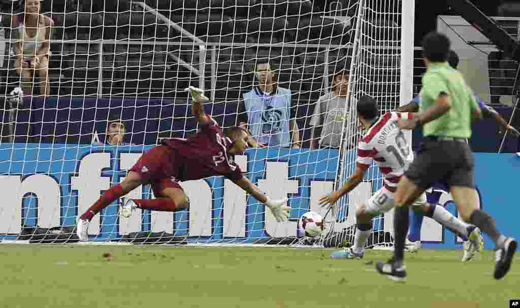 Landon Donovan marcó por partida doble en la semifinal ante Honduras. En la foto el primer gol donde derrota al arquero Donis Escobar con un toque preciso.