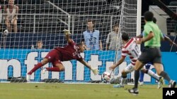Landon Donovan marca el segundo gol de Estados Unidos ante Honduras, el primero de su cuenta para clasificar a la final de la Copa Oro 2013.