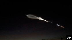 Jejak asap roket SpaceX Falcon 9 terlihat di Pasadena, California, sekitar 150 mil timur dari lokasi peluncuran di Pangkalan Angkatan Udara Vandenberg, 22 Desember 2017.