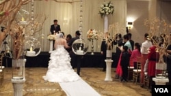 탈북자 김영옥 씨의 딸 안젤라 김 양의 결혼식이 미국 버지니아주 리치몬드 시 매리엇 호텔에서 지난 26일 열렸다. 미국 전역에서 온 37명의 탈북자들이 결혼식에 참석했다.