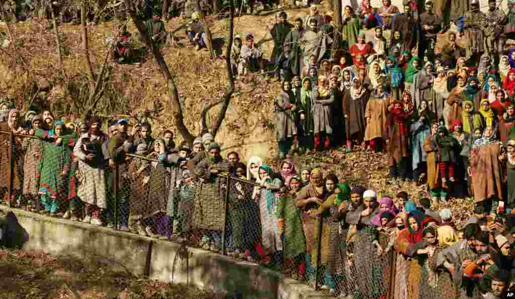 Warga desa Kashmir menghadiri pemakaman komandan pemberontak Zeenatul Islam di desa Sugan, 61 kilometer selatan Srinagar, ibu kota Kashmir-India.