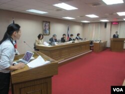 台湾立法院外交及国防委员会3月7号质询的情况 (美国之音张永泰拍摄)