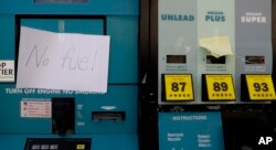 Un aviso alerta que se ha terminado la gasolina en una estación de gasolina en El Campo, Texas. Septiembre 1, 2017.