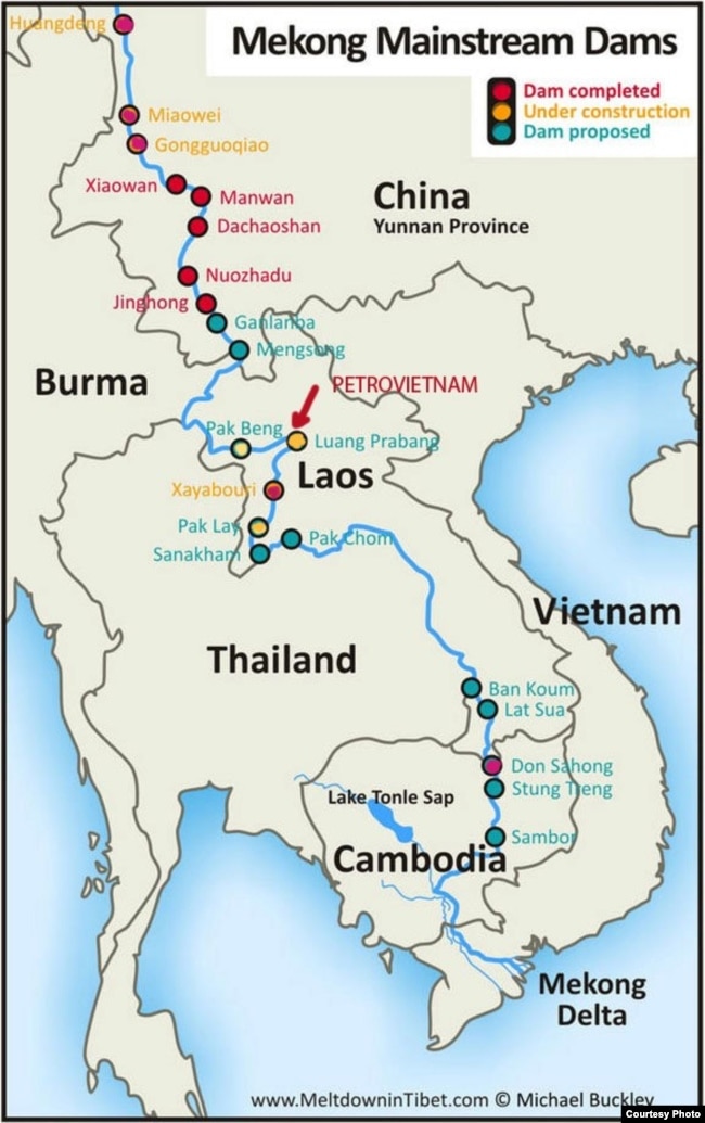 Luang Prabang, con Domino thứ 5, cũng là con đập dòng chính sông Mekong lớn nhất của Lào và điều rất nghịch lý: do công ty quốc doanh PetroVietnam Power Corporation của Việt Nam là chủ đầu tư. Với 11 con đập dòng chính trên sông Lancang-Mekong thượng nguồn, Trung Quốc đã lưu trữ 40 tỉ mét khối nước, sản xuất 21300 MW điện; riêng Lào cũng lưu trữ 30 tỉ mét khối nước hàng năm và đang thực hiện giấc mơ trở thành “Bình điện Đông Nam Á / S.E. Asia’s Battery” bất chấp hậu quả môi sinh xuyên biên giới ra sao với hai quốc gia hạ nguồn là Cambodia và Việt Nam. [nguồn: Michael Buckley, cập nhật 2019 do Ngô Thế Vinh bổ sung]