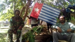 Juru bicara Tentara Pembebasan Nasional Papua Barat-Organisasi Papua Merdeka (TPNPB-OPM), Sebby Sambom (kanan