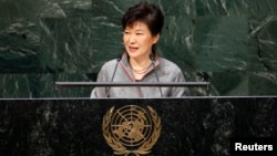 박근혜 한국 대통령이 24일 유엔 총회에서 연설하고 있다.
