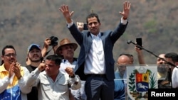 Pemimpin oposisi Venezuela Juan Guaido berbicara di depan pendukungnya di Valencia (16/3). 