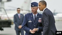 Predsednika Obamu u Vazduhoplovnoj bazi Dover dočekao je pukovnik Mark Kamerer. Predsednik je razgovarao sa porodicama 30 Amerikanaca ubijenih u padu NATO helikoptera u Avganistanu.