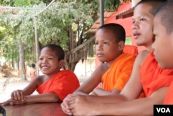 ព្រះសង្ឃ​ កំពុង​សិក្សា​ព្រះ​គម្ពីធម៌ នៅ​វត្ត​ជម្ពូវ័ន ស្រុក​ស្អាង ​ខេត្ត​កណ្តាល​ កាល​ពី​ទី​៥ ​ខែ​មេសា ឆ្នាំ​២០២០។ (ផន បុប្ផា/VOA)