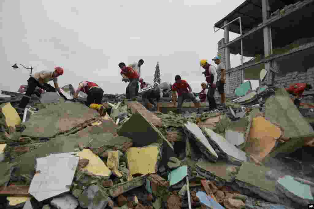 ایکواڈور میں ہفتے کی شب آنے والے شدید زلزلے سے ہونے والی ہلاکتوں کی تعداد 262 ہو گئی ہے۔