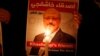 ARSIP – Seorang pengunjuk rasa mengusung poster dengan ambar wartawan Saudi, Jamal Khashoggi, di luar konsulat Saudi Arabia di Istanbul, Turki, 25 Oktober 2018