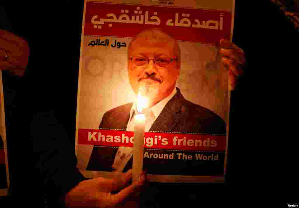 Un manifestante sostiene una imagen de Jamal Khashoggi, para quien se ha pedido justicia alrededor del mundo.