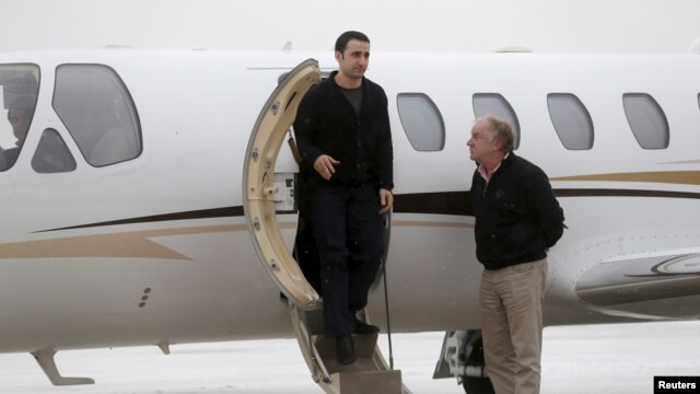 El ex infante de Marina, Amir Hekmati, recientemente liberado por Irán, llegó en vuelo privado al aeropuerto de Flint, Michigan.