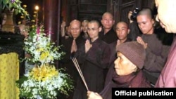 Thiền sư Thích Nhất Hạnh thắp hương tại Tổ đình Từ Hiếu - Thừa Thiên Huế ngày 4/9/2017 (Ảnh: Báo Giác Ngộ)