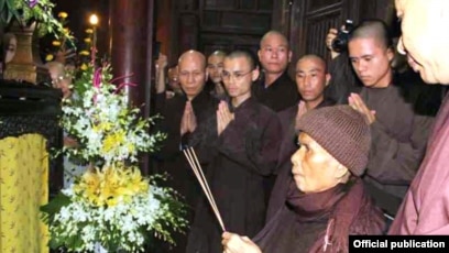 Thiền sư Thích Nhất Hạnh thắp hương tại chùa Từ Hiếu - Thừa Thiên Huế ngày 4/9/2017 (Ảnh: Báo Giác Ngộ)
