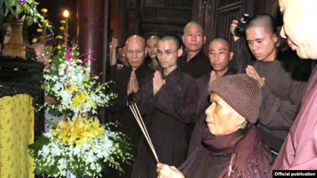 Thiền sư Thích Nhất Hạnh thắp hương tại chùa Từ Hiếu - Thừa Thiên Huế ngày 4/9/2017 (Ảnh: Báo Giác Ngộ)