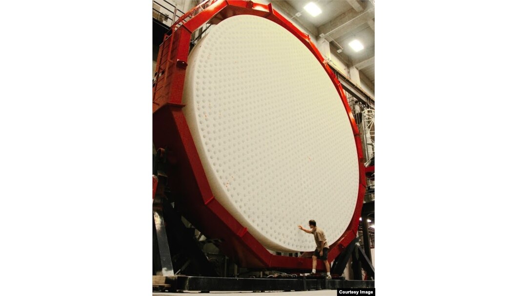 Tấm gương chính thứ ba của Kính viễn vọng Giant Magellan (Ảnh: Ray Bertram/University of Arizona)