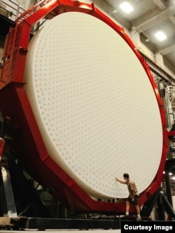 Tấm gương chính thứ ba của Kính viễn vọng Giant Magellan (Ảnh: Ray Bertram/University of Arizona)