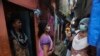 Técnicos de saúde medem a febre a residentes de Dharavi, um dos maiores bairros de lata da Ásia. Mumbai, Índia, 4 setembro, 2020