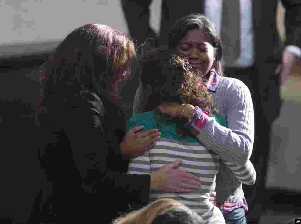 Para pelayat yang berduka berkumpul untuk doa bersama di Ram&#39;s Pasture untuk mengenang korban penembakan di Newtown, Connecticut, 15 Desember 2012. (AP Photo/Jason DeCrow)