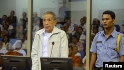 Cựu cai ngục Kaing Guek Eav ra trước Tòa án xét xử Khmer Ðỏ (ECCC) tại Phnom Penh. (Hình chụp ngày 20/3/2013)