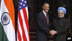 U.S. President Barack Obama, left, is received by Indian Prime Minister Manmohan Singh, as he arrives for bilateral talks at the Hyderabad House in New Delhi, India, 8 Nov. 2010.