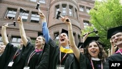 Американських випускників вітають лідери країни та зірки Голлівуда
