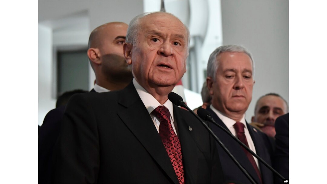 Devlet Bahceli, líder del Partido del Movimiento Nacionalista o MHP, y el principal aliado del presidente de Turquía, Recep Tayyip Erdogan, habla con los medios en la sede de su partido en Ankara, Turquía, el domingo 24 de junio de 2018.