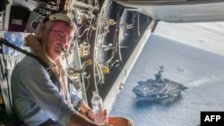 Bộ trưởng Quốc phòng Mỹ Ashton Carter trên chiếc V-22 Osprey sau khi tới thăm Hàng không Mẫu hạm USS Theodore Roosevelt, hôm 5/11/2015.