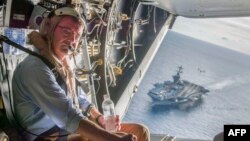 Bộ trưởng Quốc phòng Ashton Carter trên chiếc máy bay quân sự V-22 Osprey sau khi tới thăm hàng không mẫu hạm USS Theodore Roosevelt hôm 5/11/2015.