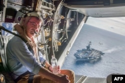 Bộ trưởng Quốc phòng Mỹ Ashton Carter trên máy bay Osprey V-22 sau thăm tàu sân bay USS Theodore Roosevelt ở Biển Đông, ngày 5/11/2015.