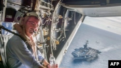 美国国防部长卡特视察在南中国海航行的罗斯福号航母后乘坐V-22鱼鹰直升机 （2015年11月5日）