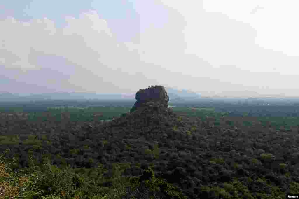스리랑카 시기리야의&nbsp;피두랑갈라 바위에서 유네스코 세계문화유산에 등재된 시기리야 바위성이 보인다.