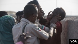 Police clash with families who don't want a mass grave containing their relatives to be exhumed in Berbera, Somaliland. (J. Patinkin/VOA)