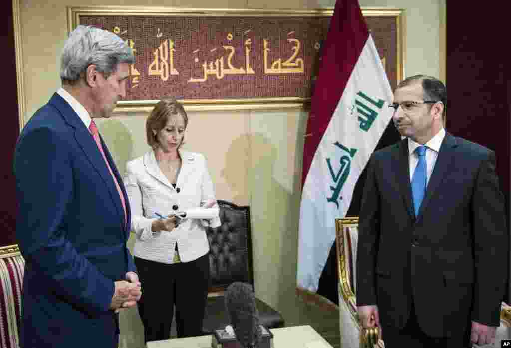 Salim al-Jabouri, speaker of the Iraqi parliament, and U.S. Secretary of State John Kerry wait for a meeting in Baghdad, Sept. 10, 2014.