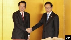 14일 일본 요코하마 인터콘티넨털 호텔에서 정상회담을 갖고 식민지 도서 반환 협정에 서명한 이명박(우) 한국 대통령과
간 나오토(좌) 일본총리